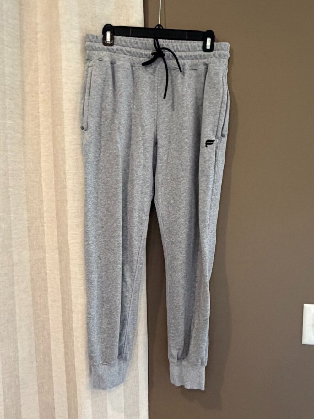 Fabletics Men's Gray Sweatpant Drawstring Joggers Neutral Comfy, Size Small